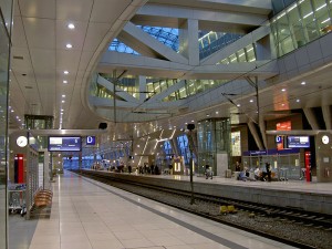 800px-Flughafen-Fernbahnsteig_Fahrstuhl-Frankfurt_am_Main